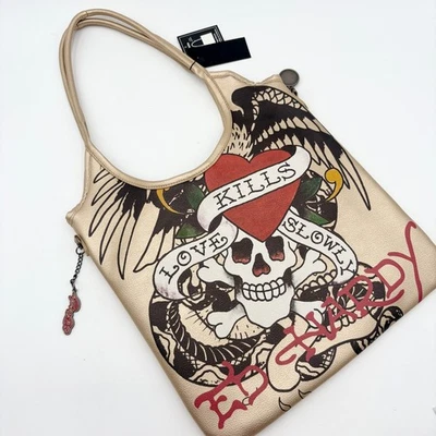 Bolsa tote Ed Hardy dourada metálica estampa de tatuagem caveira forrada fecho de pressão - Imagem 1 de 4
