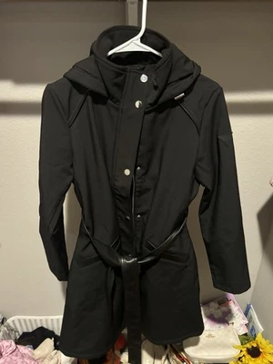 GUESS Mujer Softshell Sudadera con Capucha Cinturón Parka, Negro Jet M Mediano Foto 1 de 4