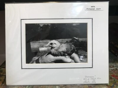 Fotografía mate en blanco y negro firmada 8 x 10 pulgadas bebé pollo granja de campo Foto 1 de 2