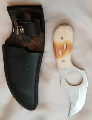 Cuchillo de hoja curva hoja fija blanco mango rústico águila funda de cuero en relieve Foto 1 de 4