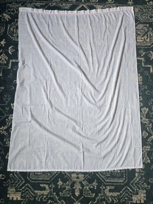 Sábana Blanca 43" X 63" Con Bordado Rojo *FO Foto 1 de 4