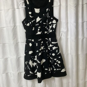 Vestido Banana Republic sin mangas blanco y negro talla 4 con cremallera - Imagen 1 de 5