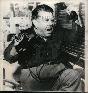 Foto de prensa de 1948 Jack Norder, víctima de abucheos por una pandilla en su vecindario. - Imagen 1 de 2