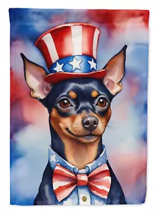 Miniatur Pinscher patriotisch USA amerikanische Flagge Garten Größe DAC5759GF - Bild 1 von 3