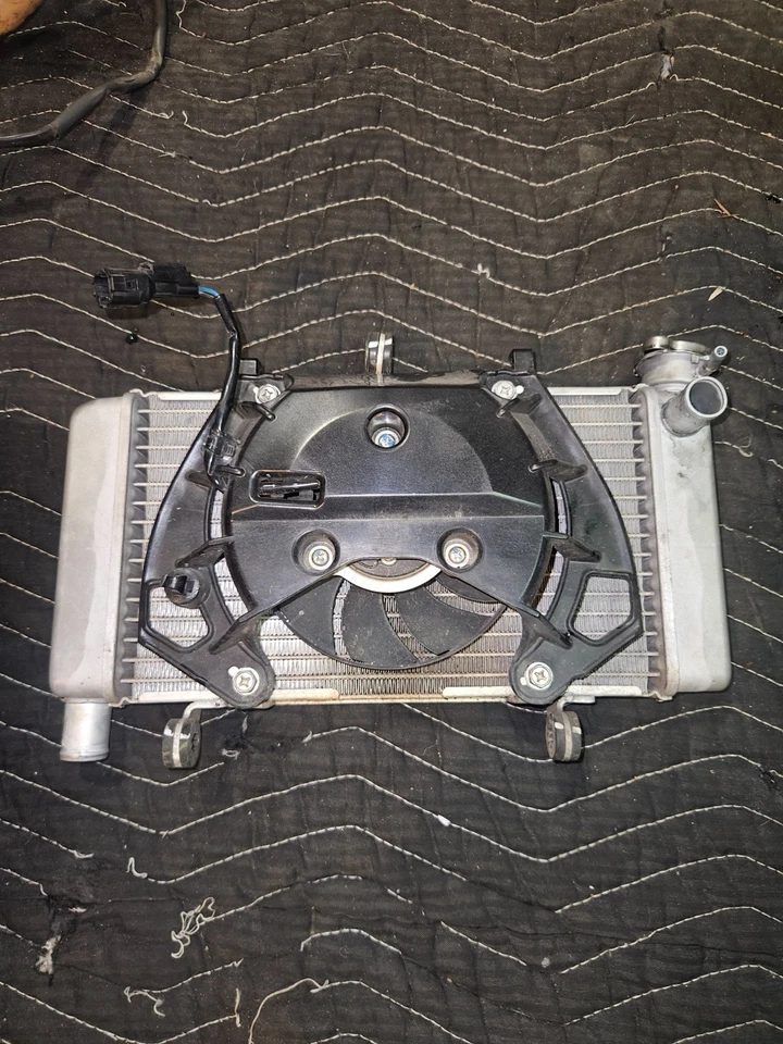 Honda CBR500R 2016 17 18 conjunto de cubierta de ventilador de radiador fabricante de equipos originales como nuevo bonito Foto 1 de 4