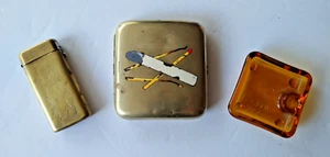 Lotto fumatori vintage portasigarette argento nichelato, cassaforte fiammiferi ottone e posacenere - Foto 1 di 11
