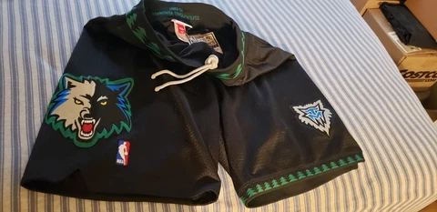 100% Authentic Mitchell & Ness 03/04 Minnesota Timberwolves Shorts Sz 44 L Cover
