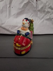 Lindo muñeco de nieve vintage de Navidad con bisagras caja de baratija conducir un trineo con regalos - Imagen 1 de 9