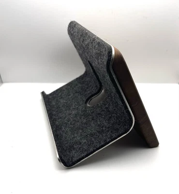 Fieltro de lana de nogal Grovemade y soporte para iPad de acero inoxidable Foto 1 de 3