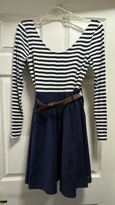 Vestido para mujer Double Zero manga larga con rayas blancas y negras y cinturón Foto 1 de 4