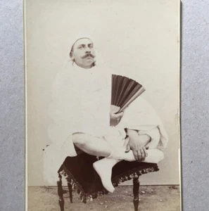 Homme moustachu en costume oriental — 2 x format cabinet — circa 1880. - Picture 1 of 3