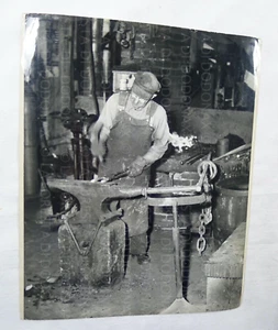 FOTO VINTAGE ORIGINALE FABBRO FUCINA INCUDINE FOTOGRAFIA 8X10 ANTICO LAVORO ARTIGIANALE - Foto 1 di 2