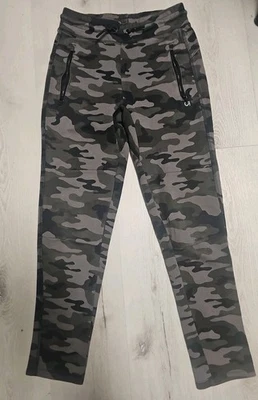 GapFit. Pantalones de chándal Kids Fit Tech negros camuflados XL. Corre pequeño. Usado en excelente estado Foto 1 de 4
