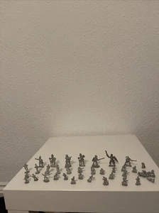 Pequeñas figuras de metal sin pintar figuras de juego de rol - Imagen 1 de 24