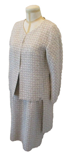 CHANEL Giacca alta bassa in tweed beige (44) con abito smanicato abbinato (46)
