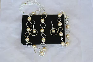 (1) Avon Pearlesque Open Link 3-teiliges Geschenkset Ohrringe, Halskette, Armband - Bild 1 von 1