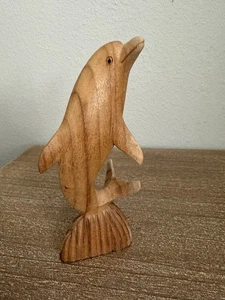 Estatua de delfín tallada a mano de madera escultura estatuilla hecha a mano decoración de playa costera - Imagen 1 de 9