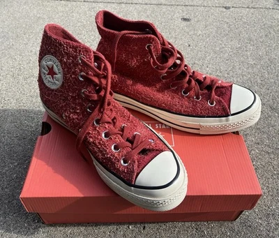 Chuck Taylor All Star High Top Unisex Sneakers. Red, Fuzzy Texture, M6.5 / F8.5 Foto 1 de 4