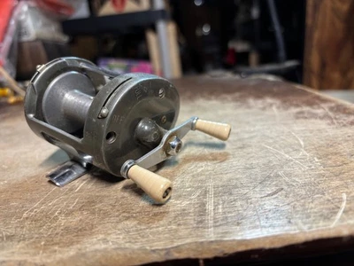 Carrete de pesca vintage Ocean City 2000 Baitcasting FUNCIONA hecho en EE. UU. Foto 1 de 4