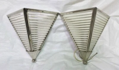 Lote de 2 luces de montaje en pared de varilla de níquel y latón diseño triangular piramidal Foto 1 de 4