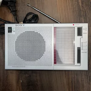 Radio portatile AM/FM VINTAGE Sony ICF-710W testata e funzionante - Foto 1 di 8
