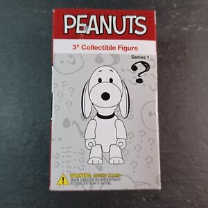Peanuts 2016 Snoopy QEE Limited figure Dark Horse Deluxe NEW SEALED  b1