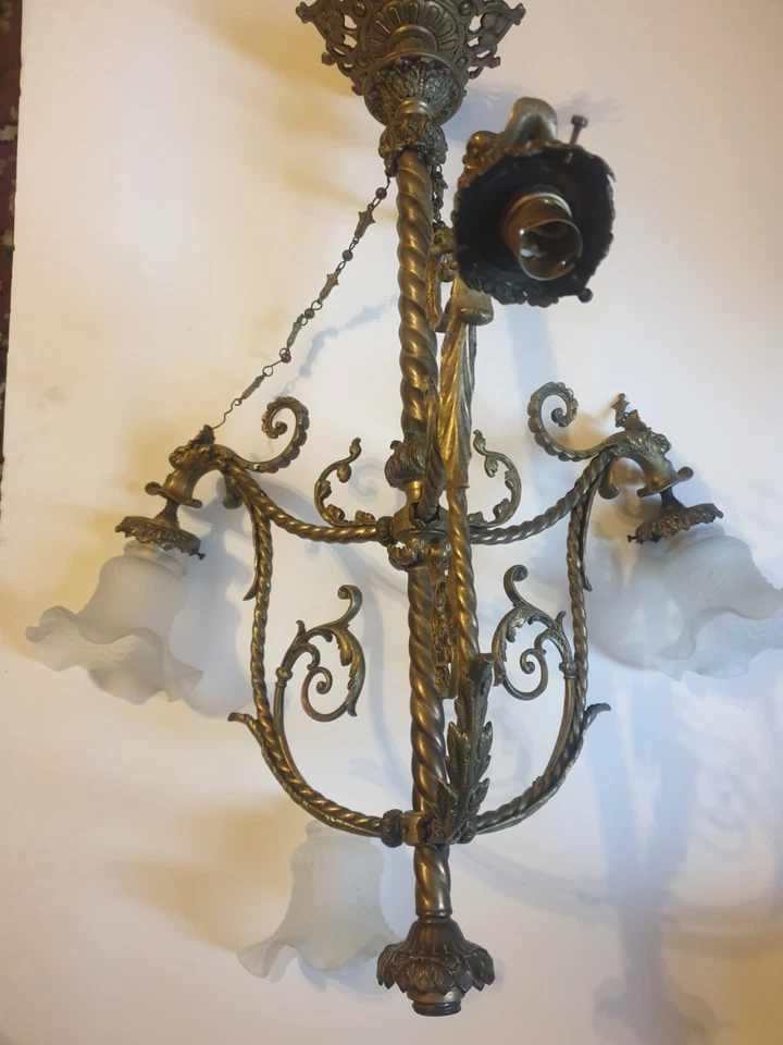 Lustre ancien tulipier en bronze laiton à décors de chimières - Photo 1/4