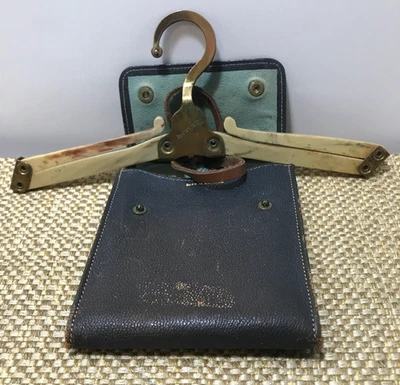 Percha de viaje Inglaterra baquelita remolino años 30 plegable cuero marrón estuche raro Foto 1 de 4