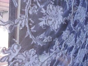 SCAMPOLO DI PIZZO BIANCO A FIORI IN POLIAMMIDE E VISCOSA MISURA CM.280 x 80 (2) - Picture 1 of 6