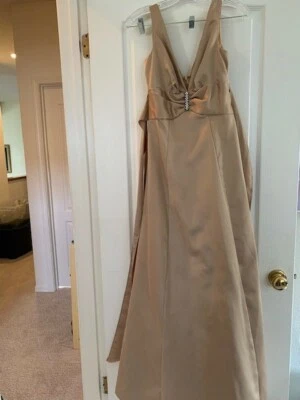 Vestido de graduación Camille La Vie dorado satinado talla 2 Foto 1 de 3