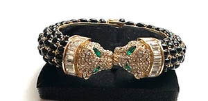 GOLD TONE VINTAGE STYLE 2 HEADED GREEN RHINESTONE LEOPARD HINDGE CUFF BRACELET - Picture 1 of 4