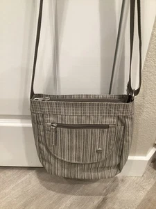 Haiku Umhängetasche grau Streifen Reisetasche RFID Tasche Anhänger & Schlüsselanhänger - Bild 1 von 12