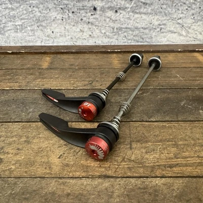 Par de pinchos de liberación rápida DT Swiss RWS, eje trasero de titanio 85 g carretera 130 Ti Foto 1 de 4