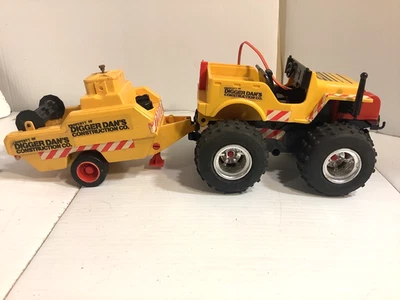 Digger Dan's Toy Lot: Jeep(NotTested). Ultility Trailer Construction Yellow 4x4 - Image 1 of 4