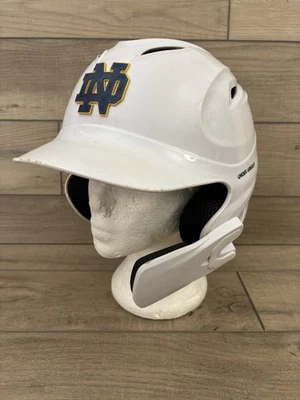 Casco de bateo de béisbol Notre Dame tamaño completo con logotipo 3D elevado. Blanco. Foto 1 de 4