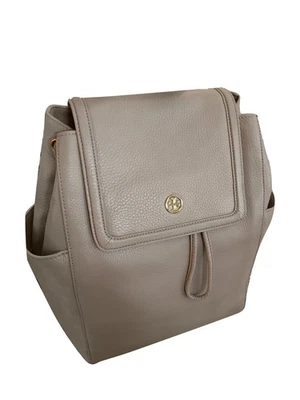 Mochila Tory Burch Landon con solapa en cuero granulado (gris francés) Foto 1 de 2