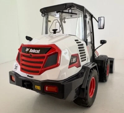 1:25 Bobcat L85 CWL Compact Wheel Loader By IMC Models 31-0220 - Image 1 of 4