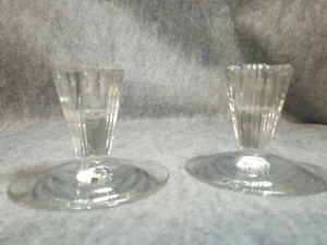 Zwei Kerzenständer aus Glas, 3 1/2 Zoll hoch. - Bild 1 von 7