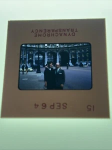Foto DE COLECCIÓN DIAPOSITIVA Palacio de Buckingham Edad Media Pareja Hombre Calvo 1964 Años 60 - Imagen 1 de 1