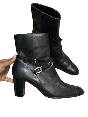 Botines Etienne Aigner de cuero negro con hebilla plateada talla 8,5 Foto 1 de 4