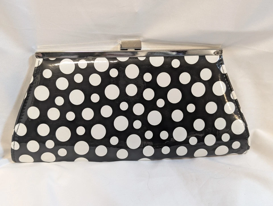 Bolsa clutch Neiman Marcus preta e branca bolinhas couro envernizado - Imagem 1 de 4