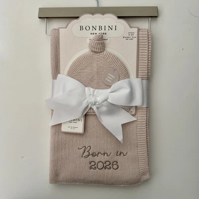 NOVO Conjunto de Cobertor e Chapéu Bonbini Bebê Bordado “Nascido em 2026” | Pedras Degraus - Imagem 1 de 4
