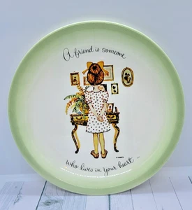 Holly Hobbie Plate A Friend is Someone Who Lives In Your Heart 1972 10,5" - Imagen 1 de 8