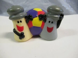 Figura de fiesta Blue's Clues Mr. Salt & Mrs. Pepper topper pastel con pelota de fútbol - Imagen 1 de 3