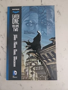 Batman Earth One Volume 2 Nuovo DC Comics HC Copertina Rigida Sigillata Geoff Johns - Foto 1 di 4