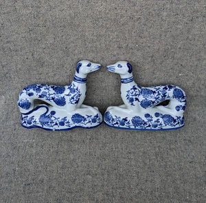 Pair of vintage 13.5 cm blue and white greyhound type dog figurines on bases. - Picture 1 of 12