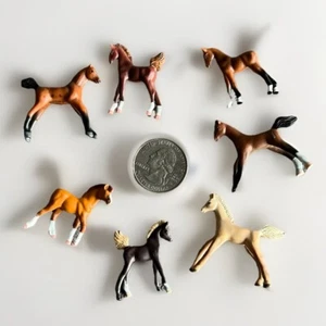 Lotto di 7 figurine cavallo in plastica miniatura 1-2" - Foto 1 di 13