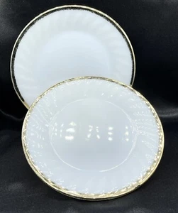 Set ~ 2 Vintage Fire King Geschirr weiß Milchglas Wirbel Goldrand Mittagessen Teller - Bild 1 von 6