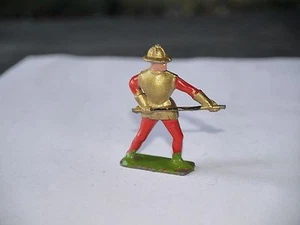 FIGURINE EN PLOMB MOYEN AGE OR ET ROUGE LANCE (CASSE) - Picture 1 of 2