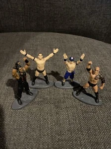 Lote de 4 mini figuras de acción de lucha libre de 3 pulgadas WWE, romanas, rock, - Imagen 1 de 5